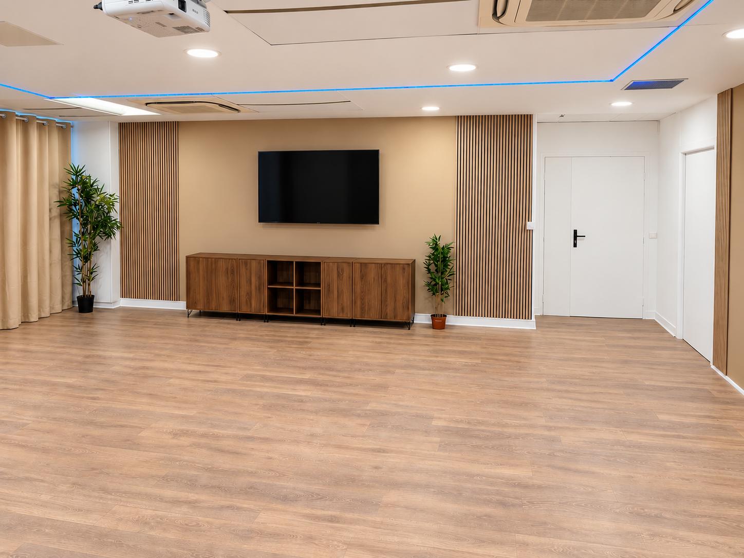Salle de réunion JUSTWELL avec écran, vidéoprojecteur et panneaux en bois